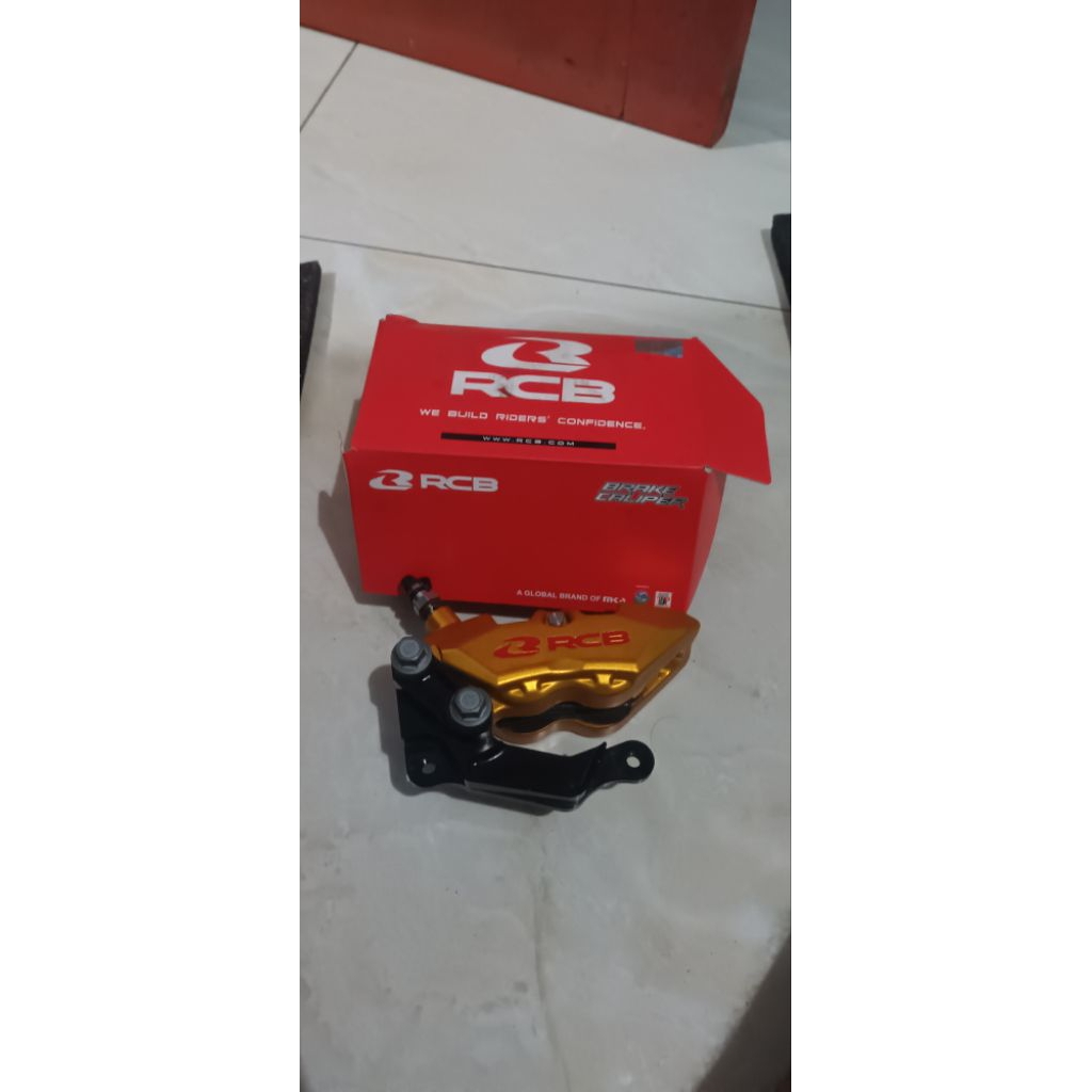 REM Kaliper RCB R1 4 Piston universal gold vidio kanan silakan liat di kardus kanan (kardus).