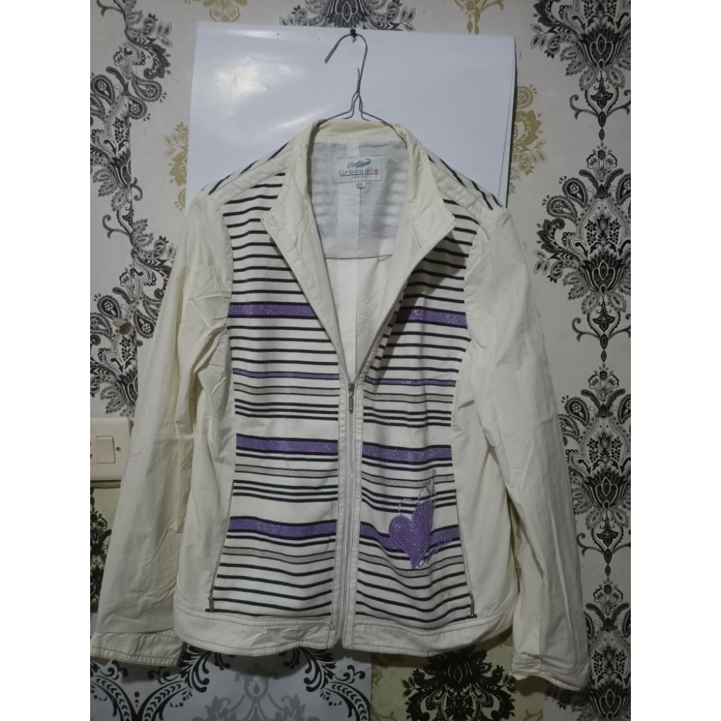jacket putih crocodile