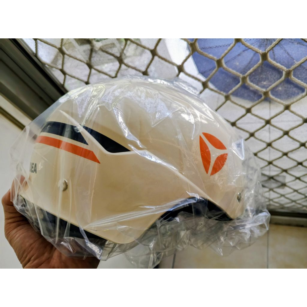 helm sepeda listrik Yadea atau MTB.