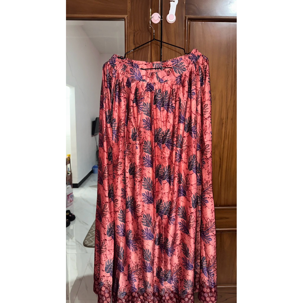 Preloved Rok Satin Licin Batik Peach Rempel A Line
