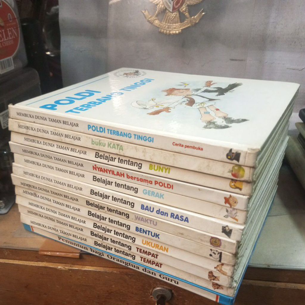 buku pengetahuan anak , membuka dunia  taman belajar anak ,  ada 12 buku lengkap .