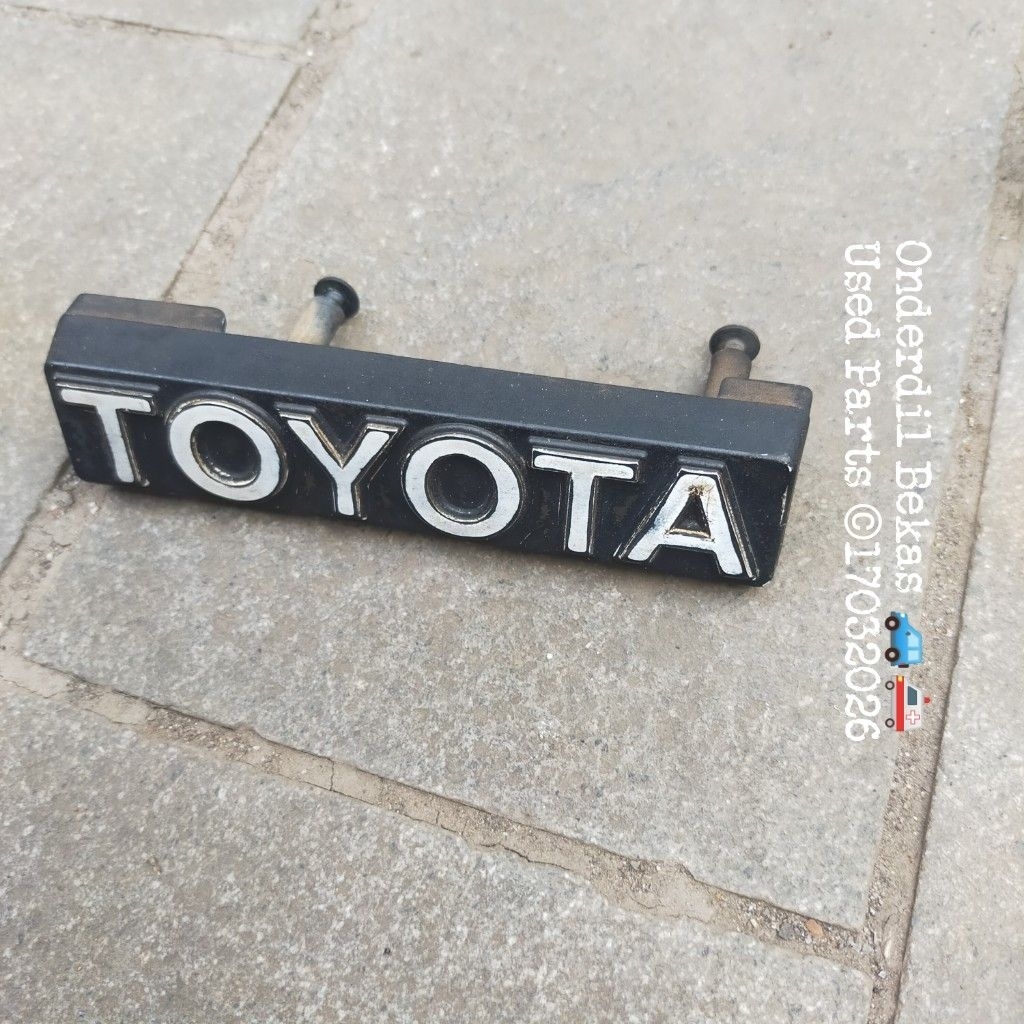 emblem grill Toyota Corona Mark II