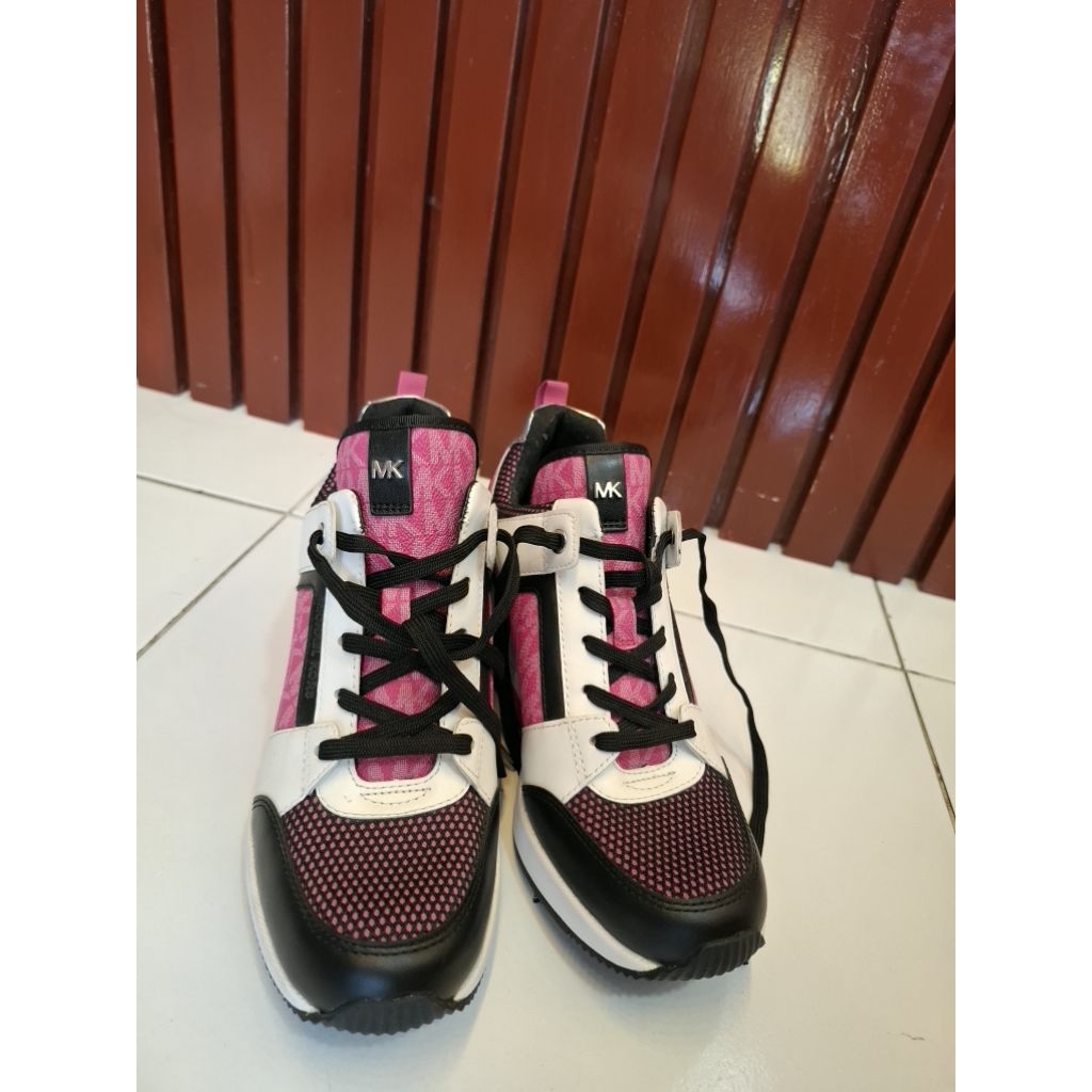 Sepatu michael kors wanita trendy