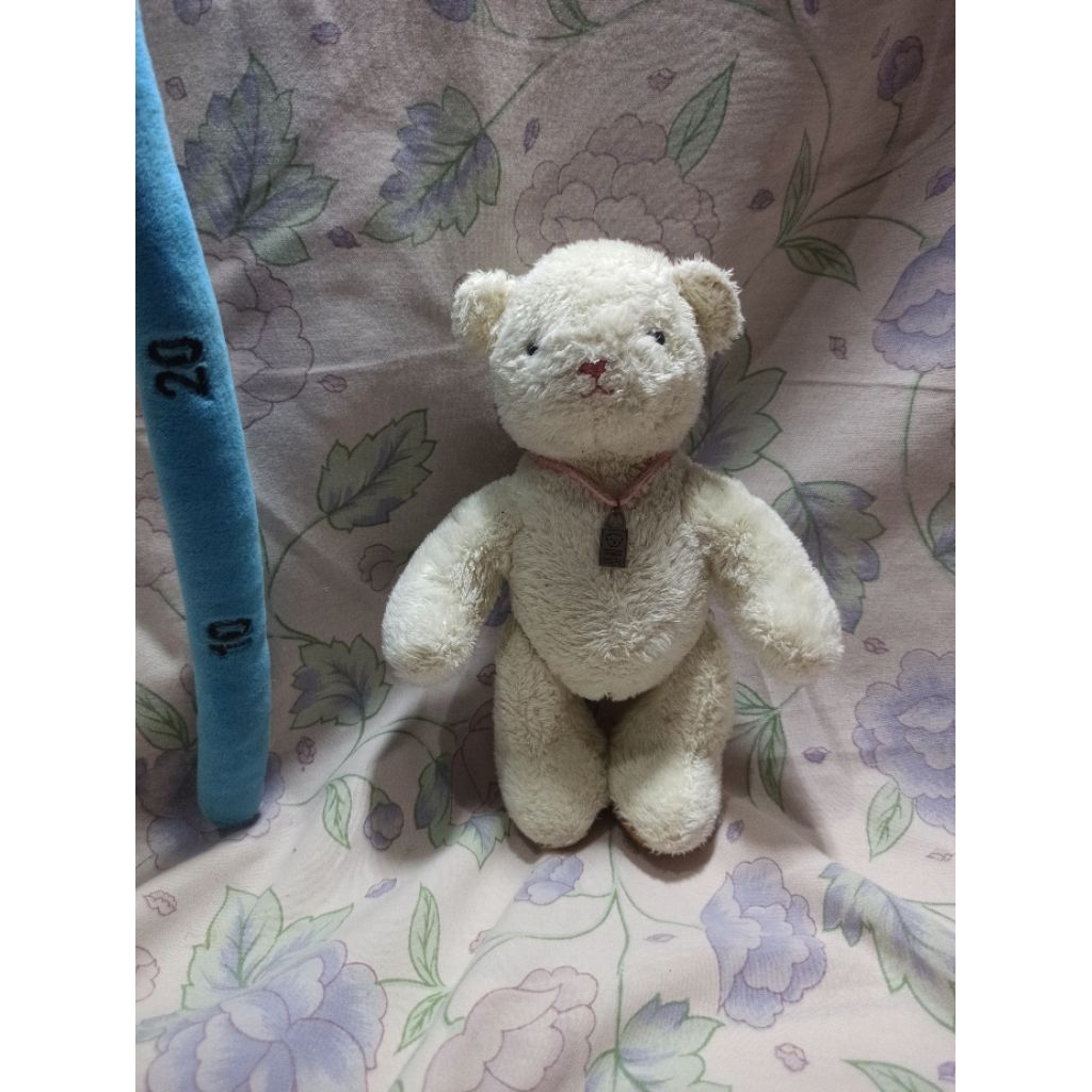 teddy house putih pake kalung, artikulasi di kaki
