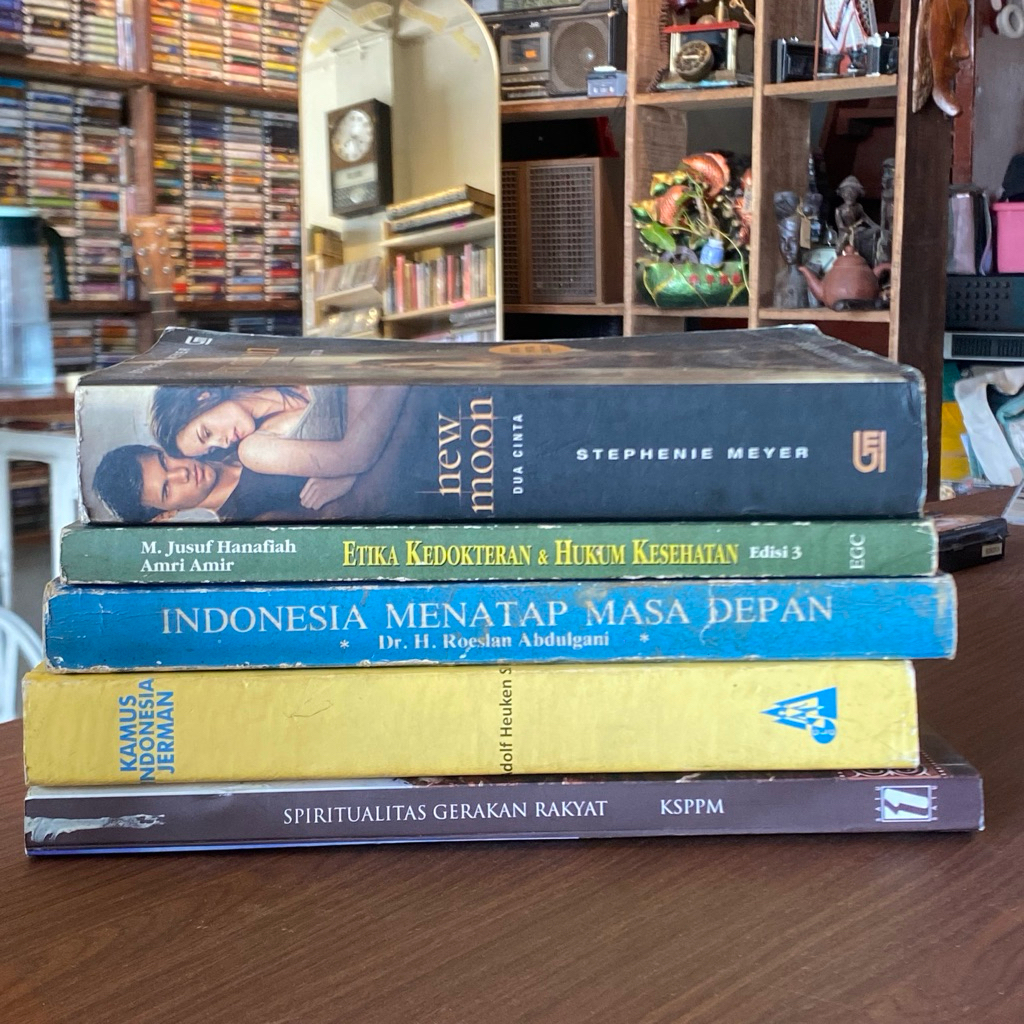 New Moon – Stephenie Meyer | Etika Kedokteran & Hukum Kesehatan – M. Jusuf Hanafiah & Amri Amir | In