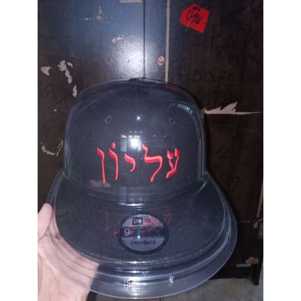 Topi new era supreme hebrew