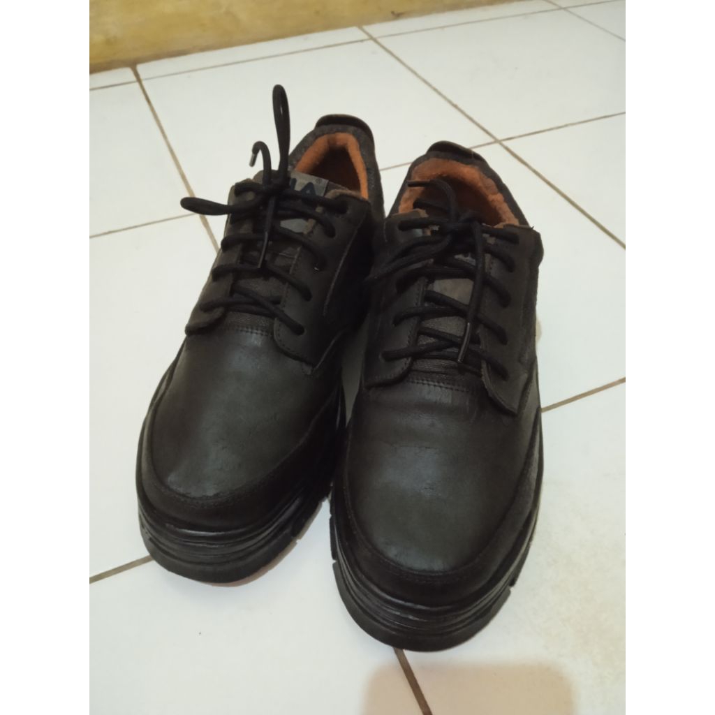 sepatu kulit FILA original second size 40-41.slip-on