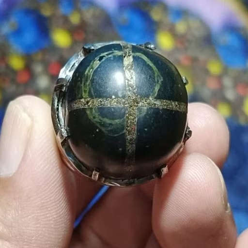 Batu Pamor Tapak Jalak Hitam Kurung