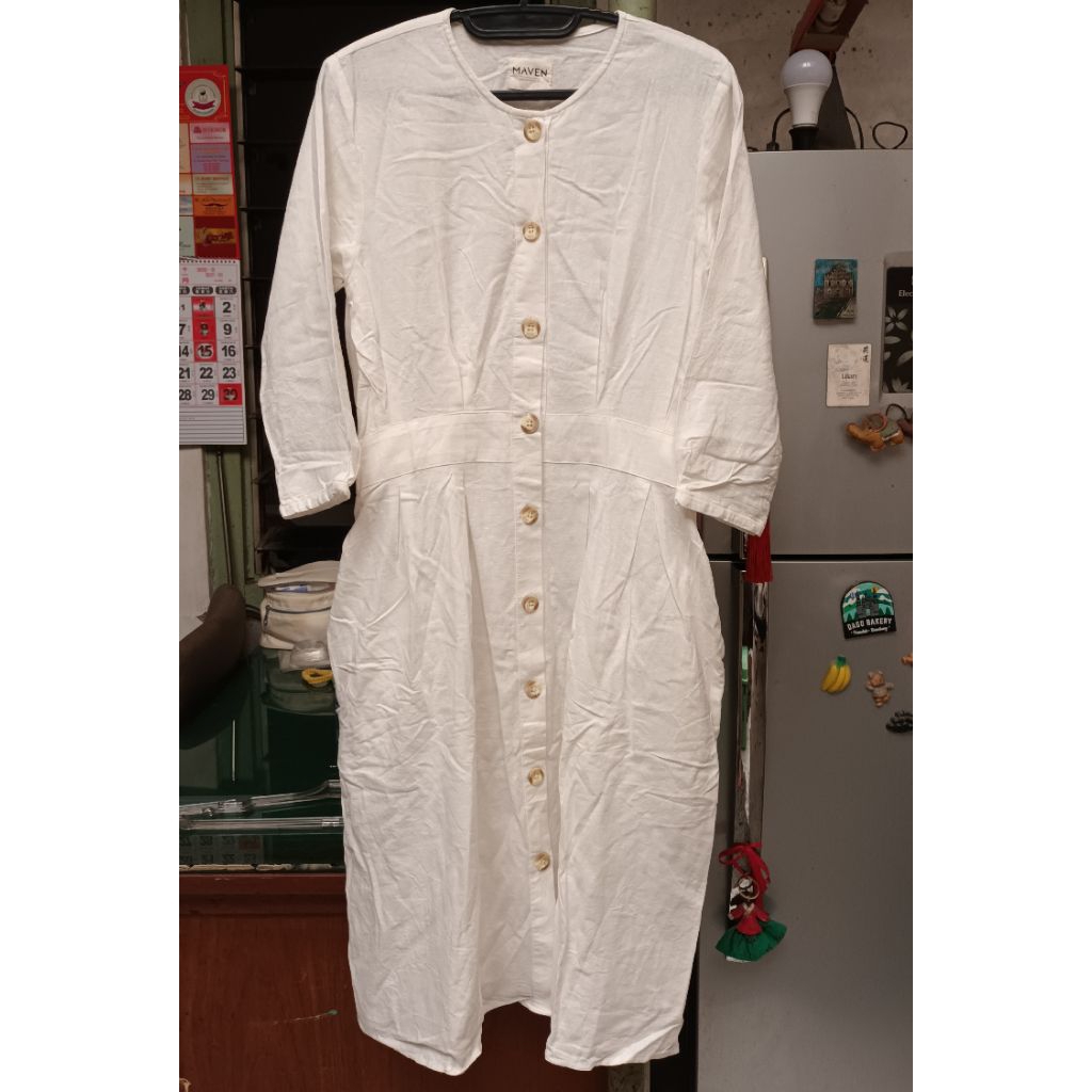 Dress Panjang warna Putih merk Maven Preloved