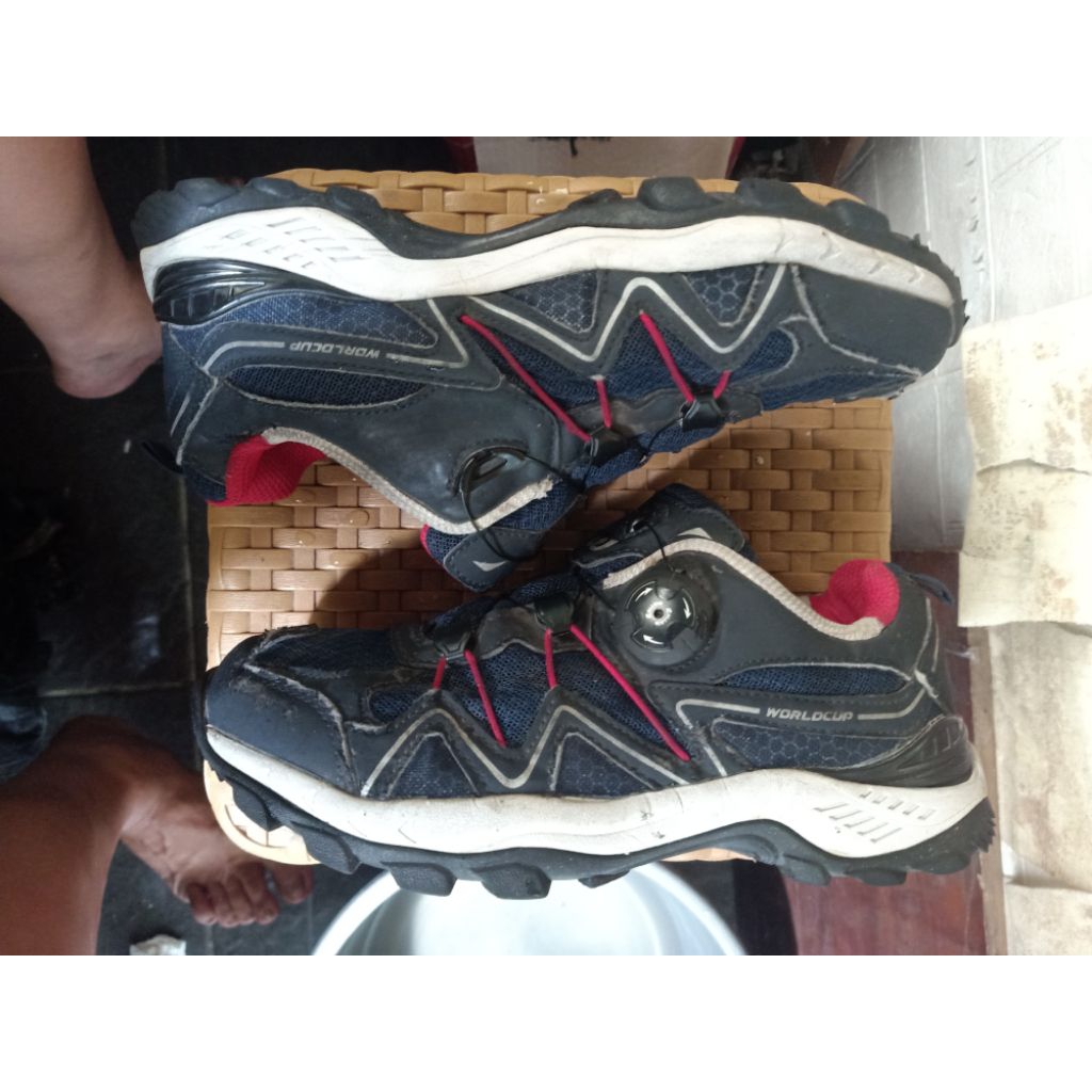 sepatu outdoor world cup