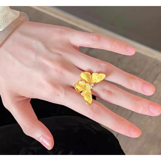Tiffany Cincin kupu-kupu berlapis emas 24K memancarkan kemewahan dan keanggunan yang bersahaja Cinci