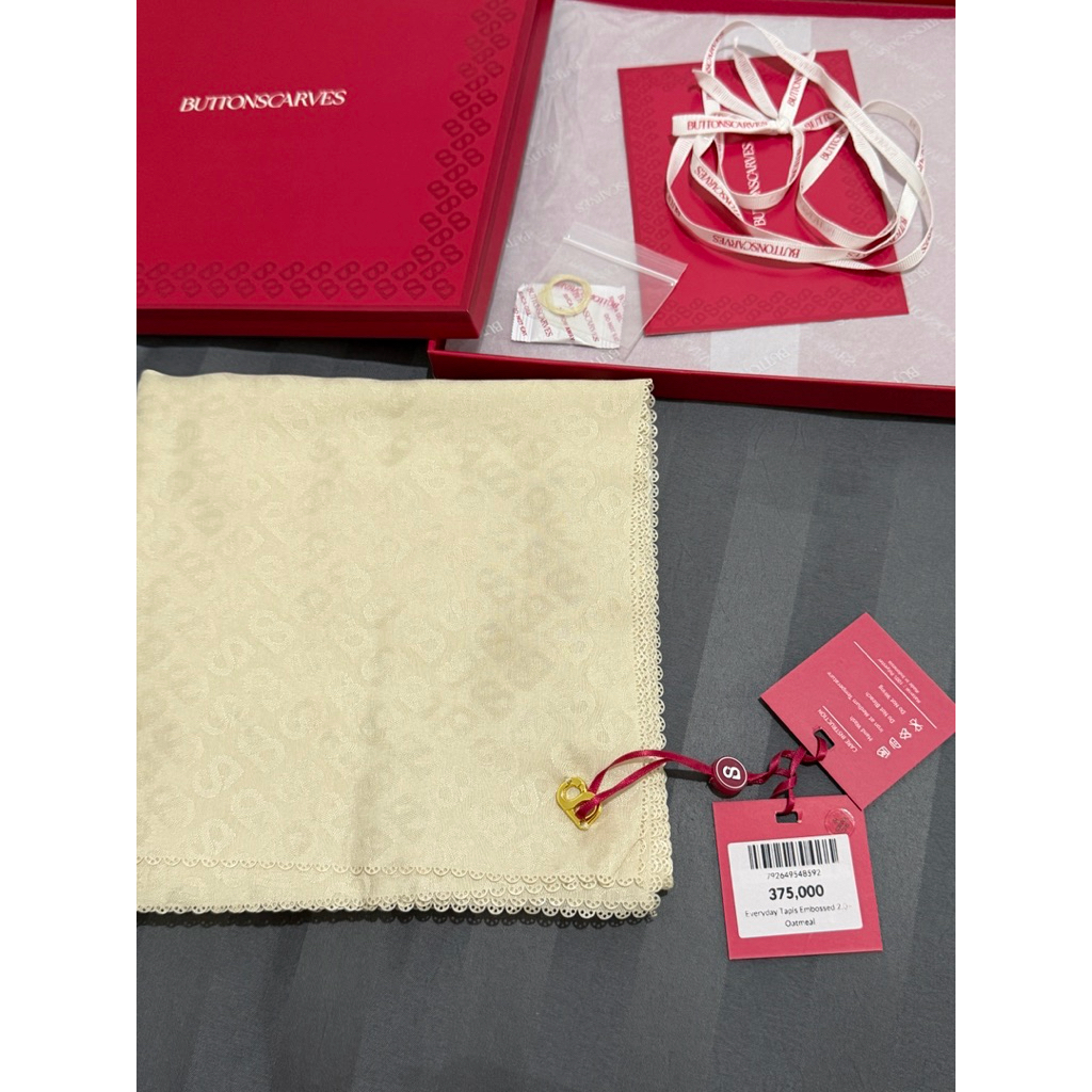 New not Preloved Buttonscarves everyday tapis embossed