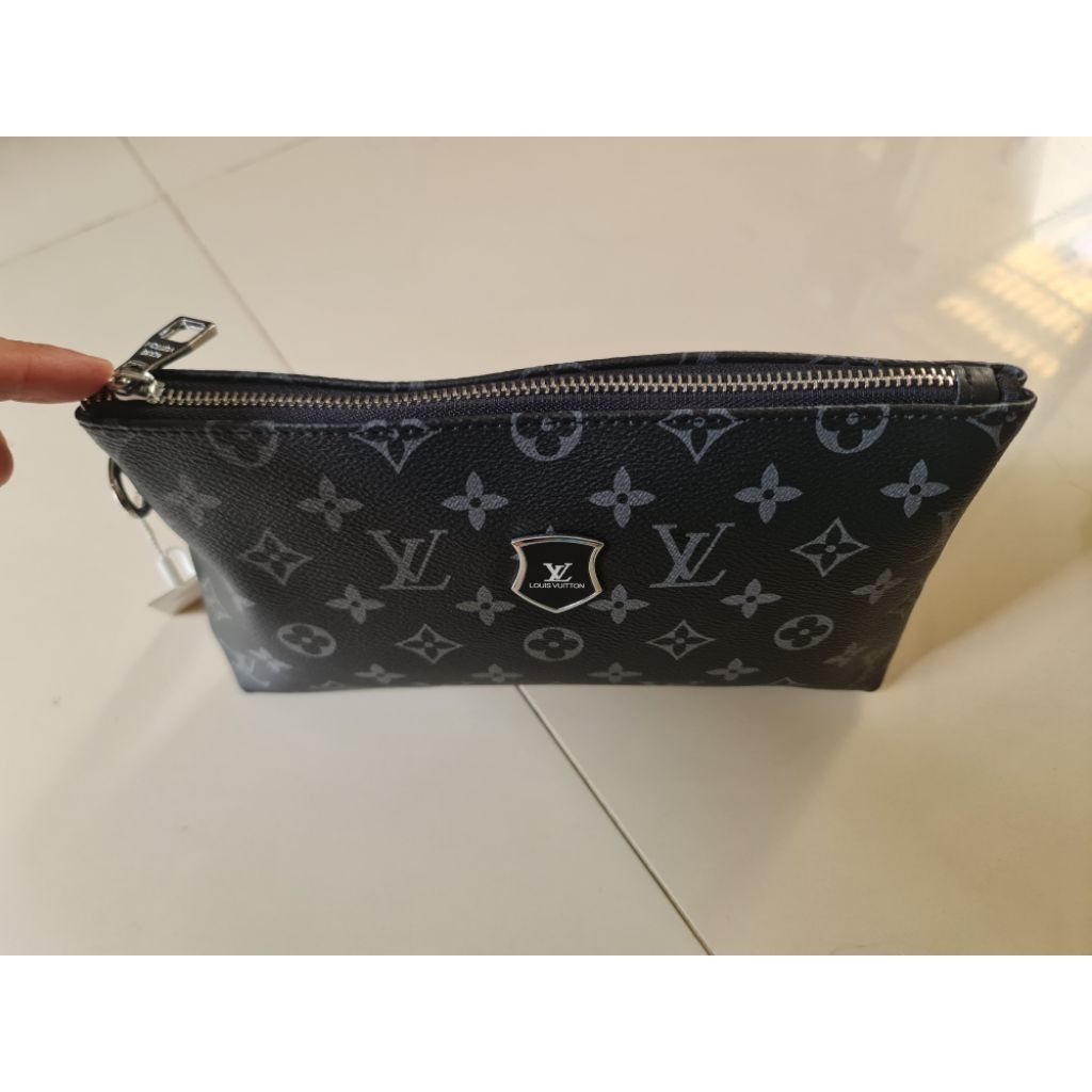 097. Tas Handbag Clutch Pria LV Dark Grey
Like New

Size : 26.5cm x 2.5cm x 16cm

Bahan Kulit PVC (P