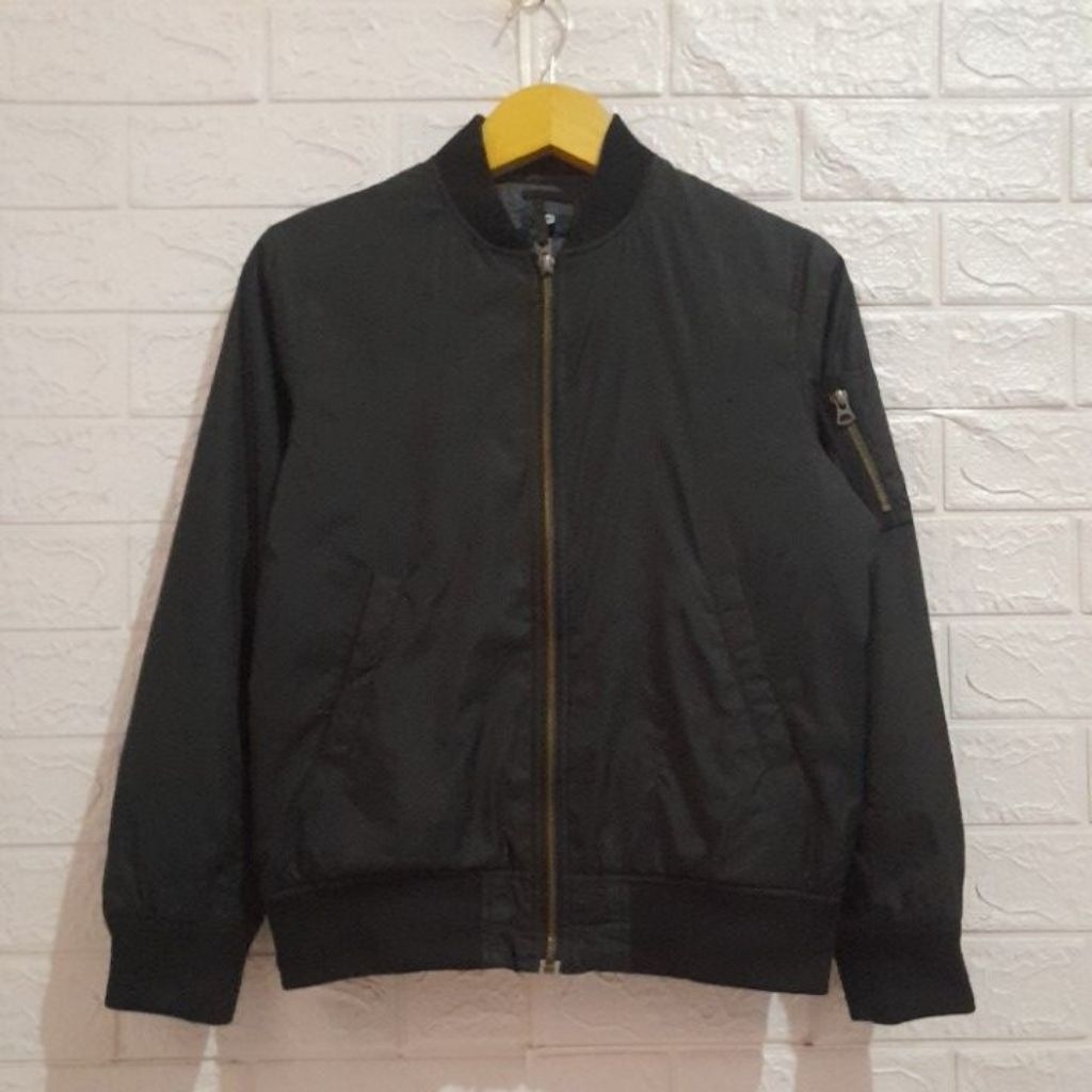 Jacket bomber military UNIQLO kids hitam size 150/LD 100 P 57