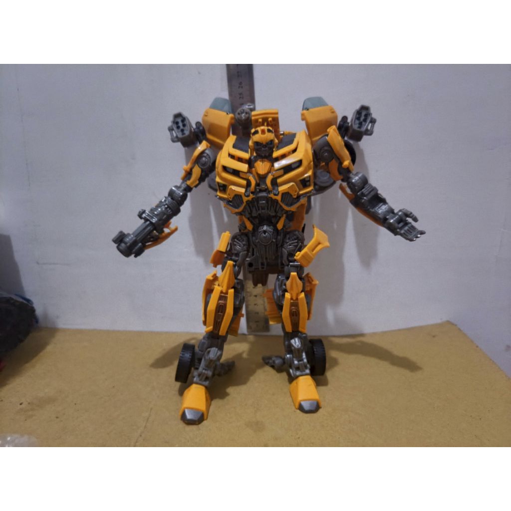 Transformers DOTM Bumblebee Leader Class Hasbro Minus
