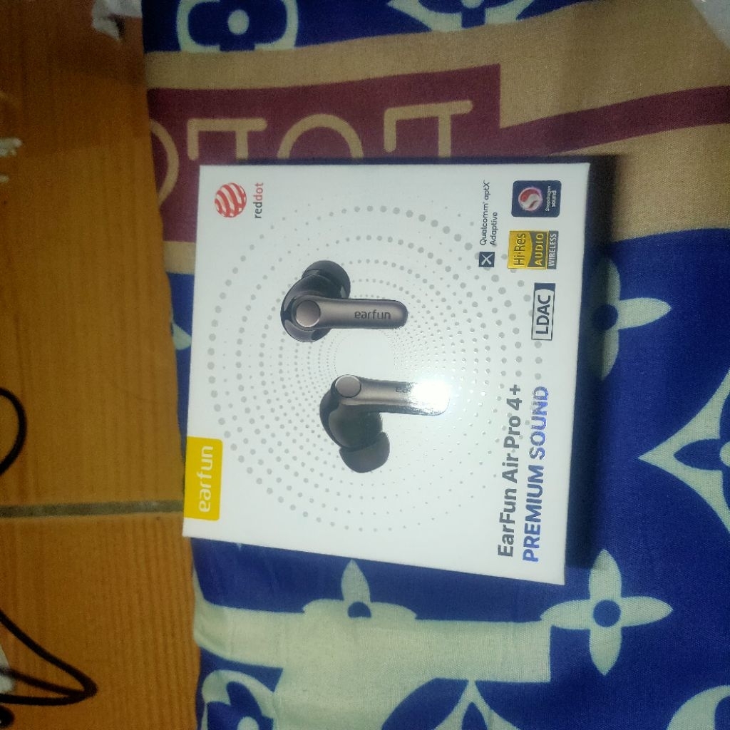 earfun air pro 4+ with case