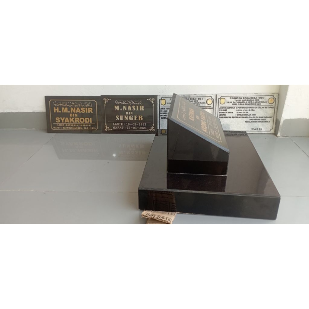 Prasasti makam siap pasang
