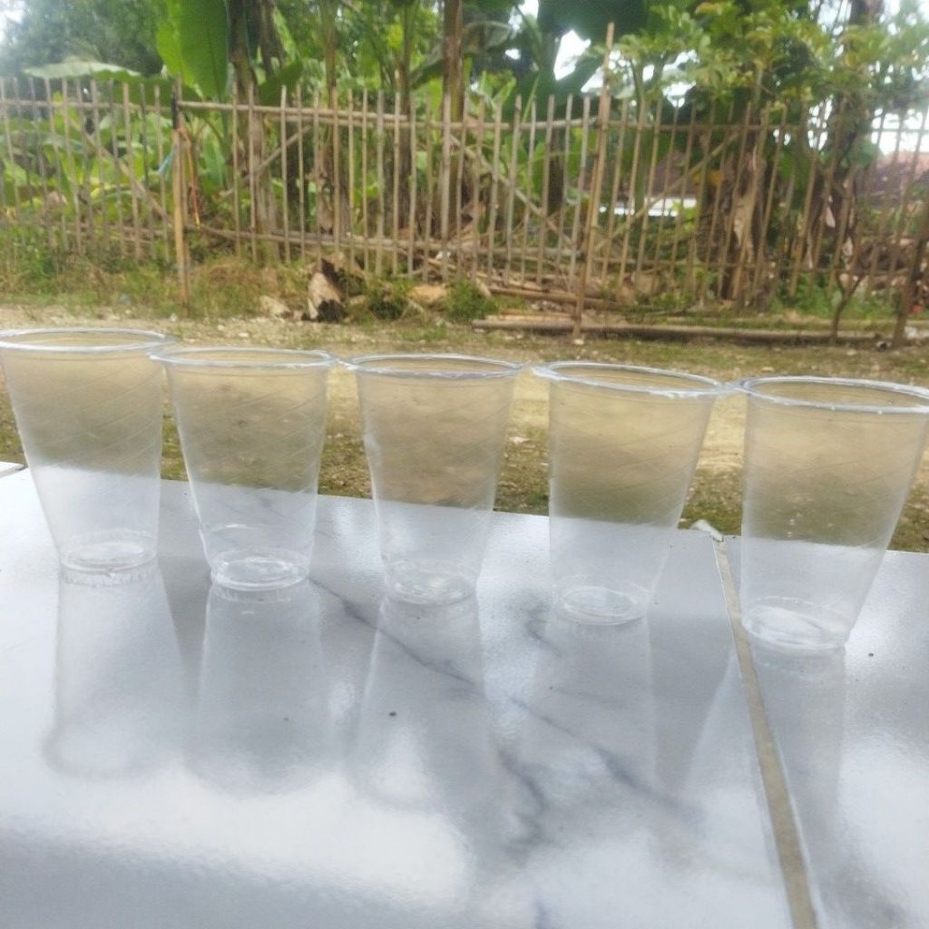 Gelas plastik kemasan air mineral 200 ml. (bekas)