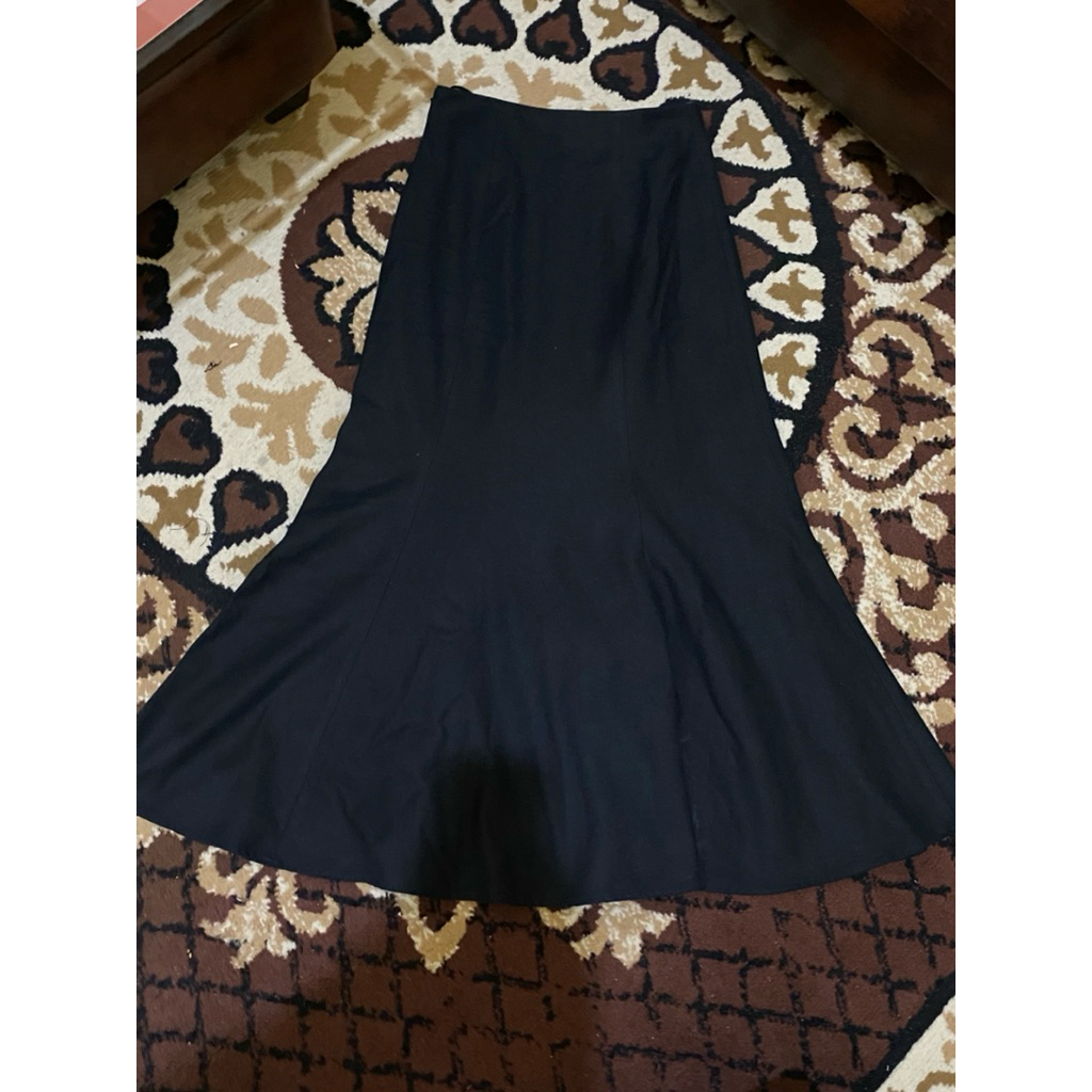 Skirt A-line hitam uniqlo