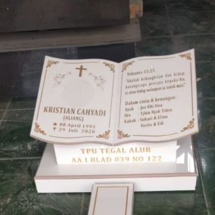 Batu Nisan Buku dan Foto