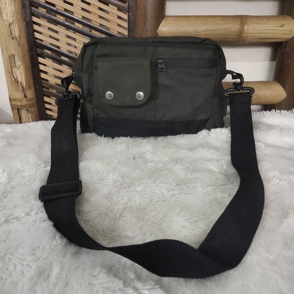 preloved tas selempang pria banyak ruang