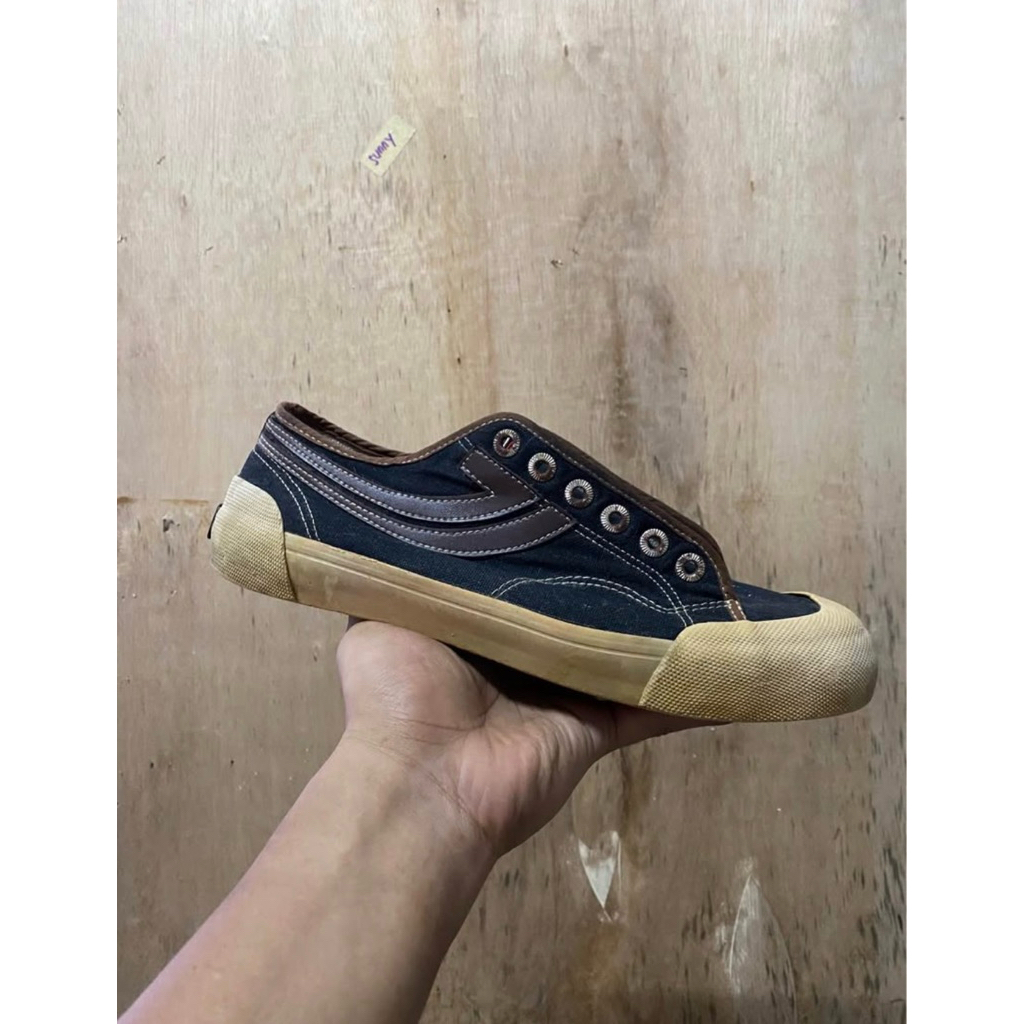 Sepatu Johnson