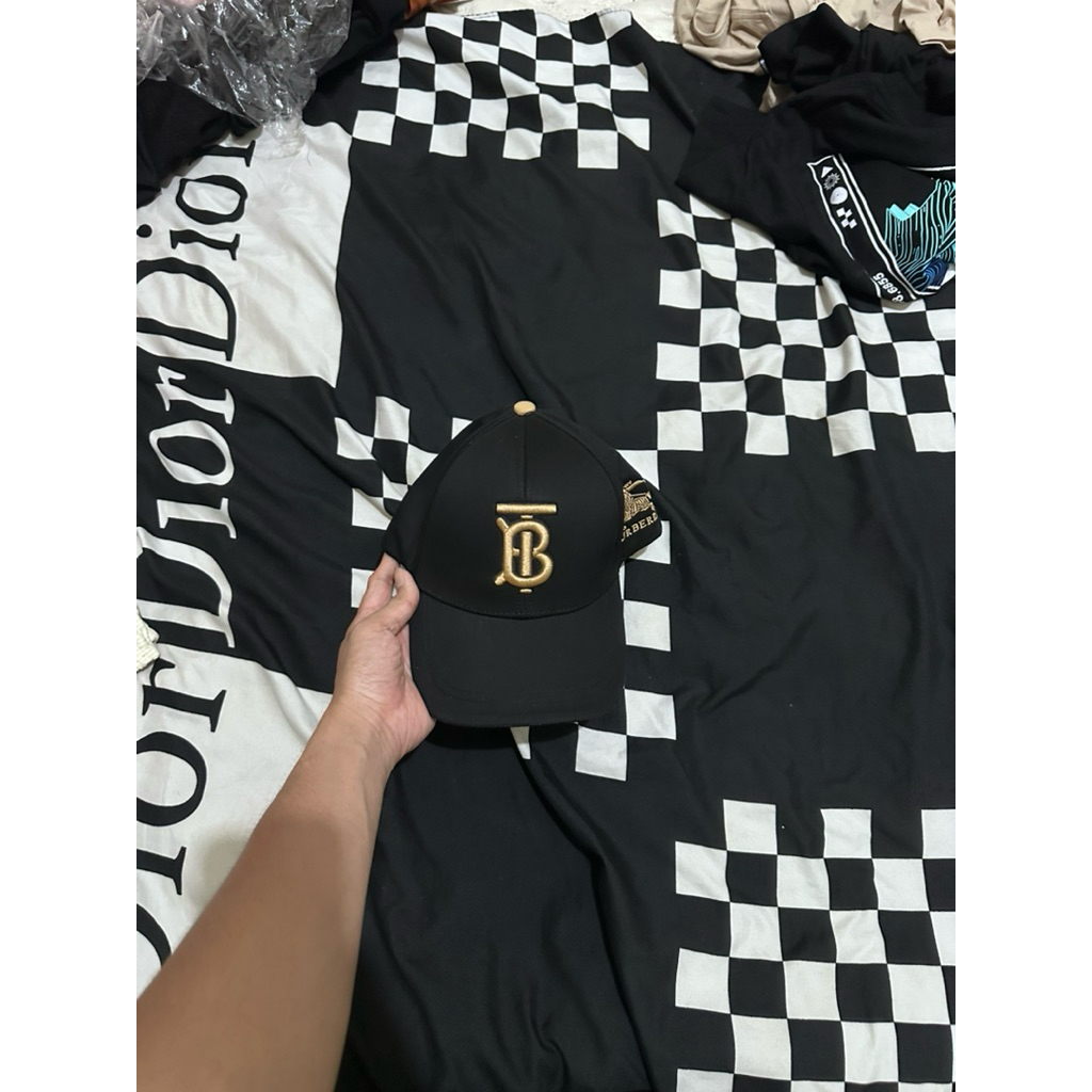 topi burberry hitam no minus bekas