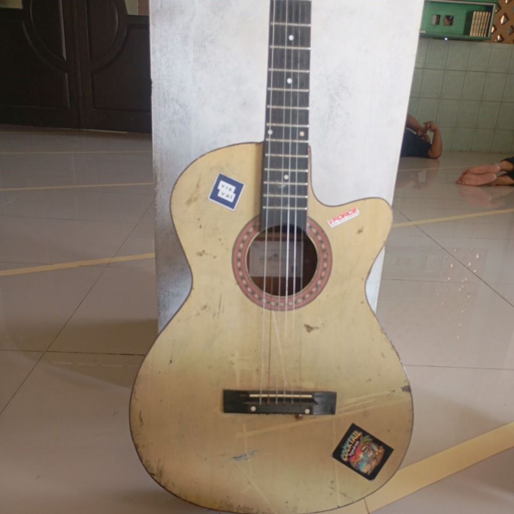 gitar akustik bekas