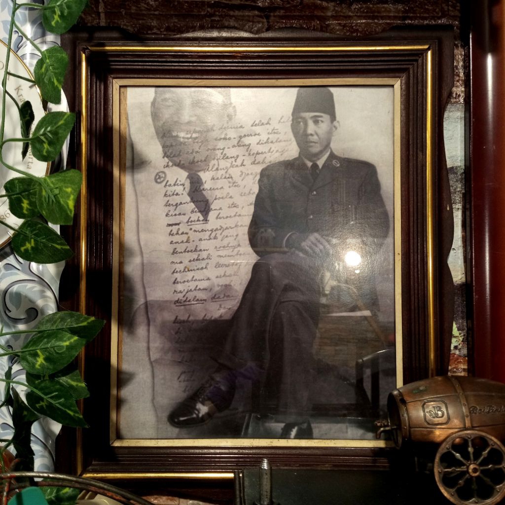 Poster Vintage Soekarno Lengkap Bingkai Kayu Asli