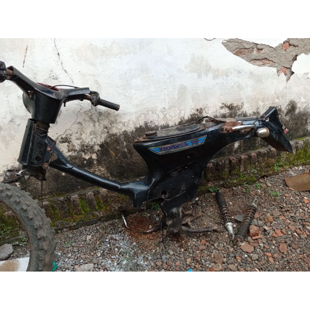 Sasis, rangka honda c70 kondisi ada minus las