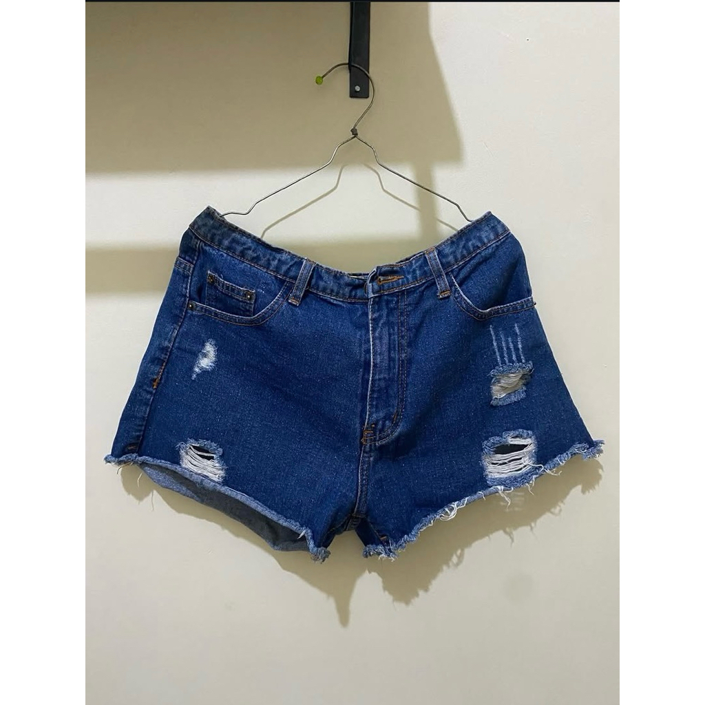 Celana levis pendek wanita