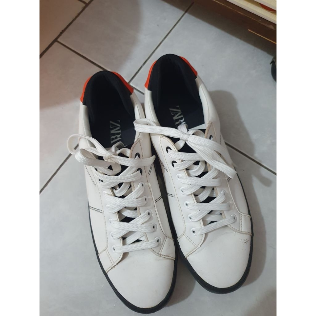preloved sepatu pria zara putih