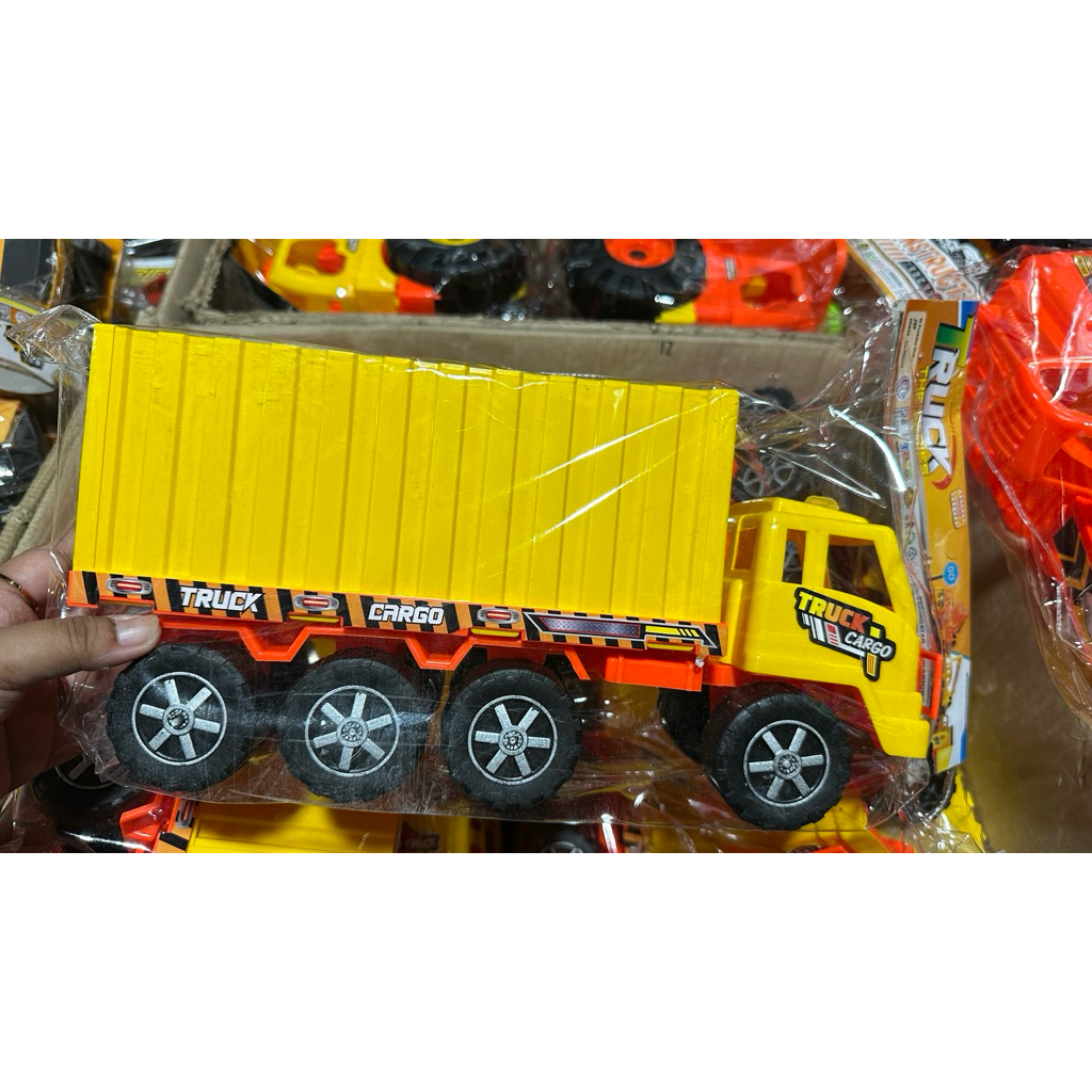 truk mainan besar