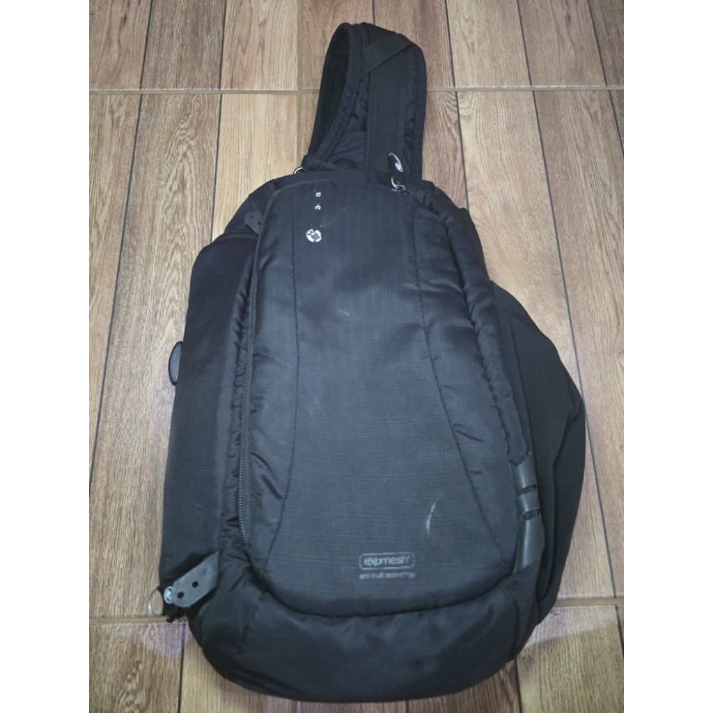 Preloved Pacsafe Camsafe V9 Tas Selempang