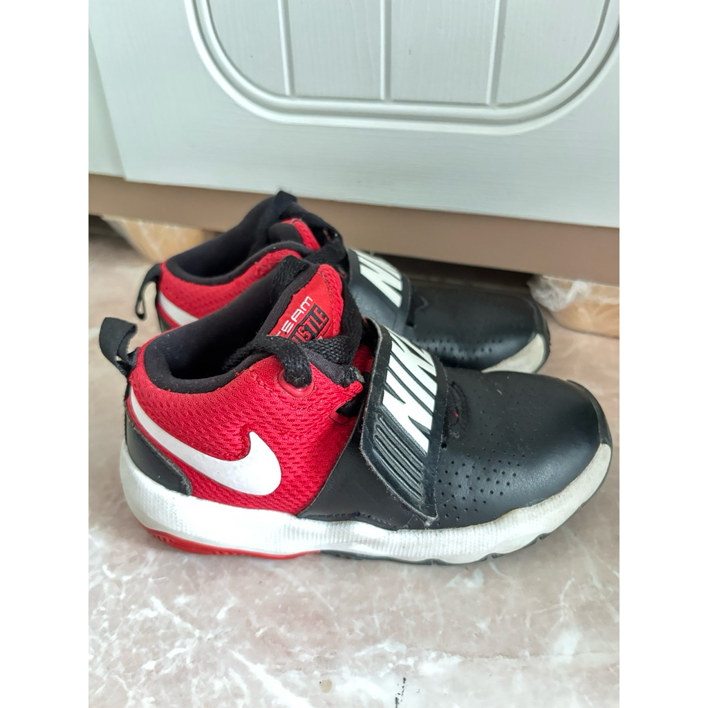 Sepatu anak nike team hustle