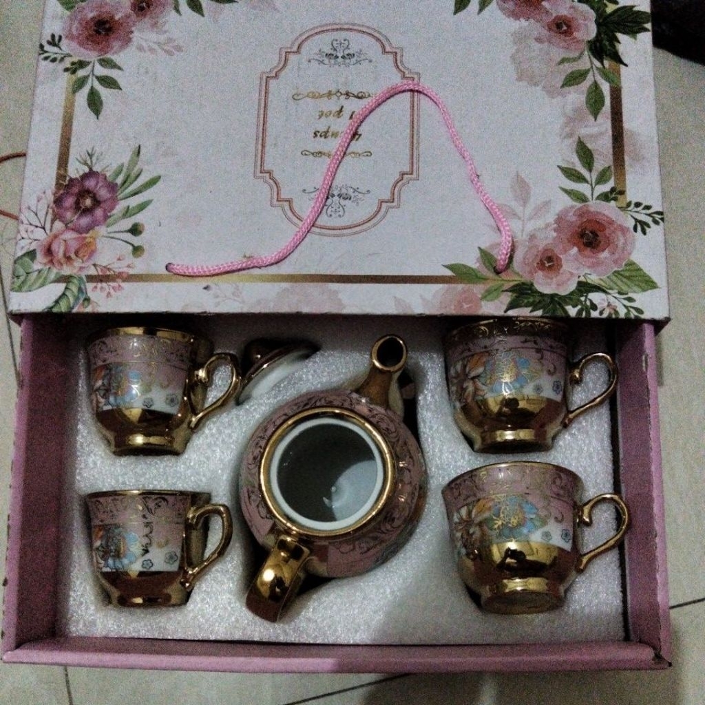 souvernir 1 set cangkir cantik dan mewah