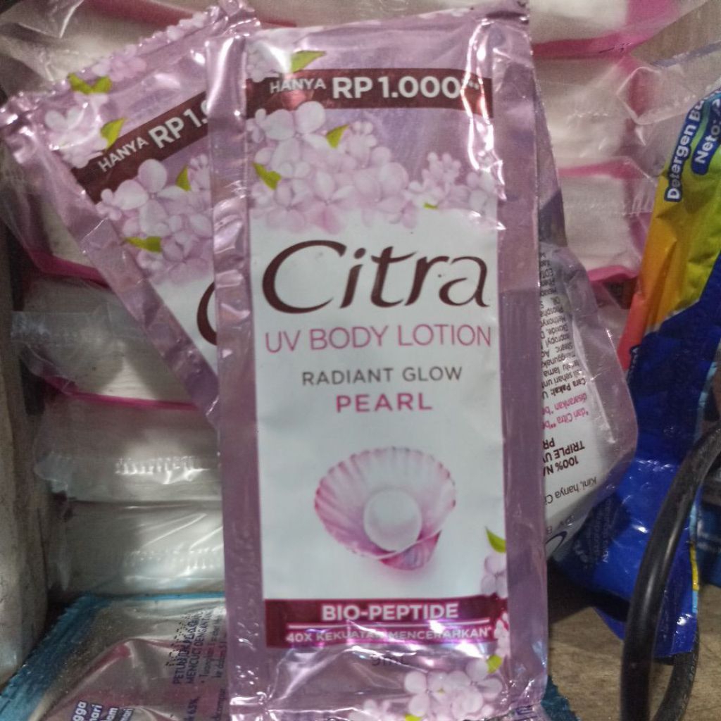 10 Sachet Citra Pearly Glow UV Lotion dengan Essence Mutiara Korea