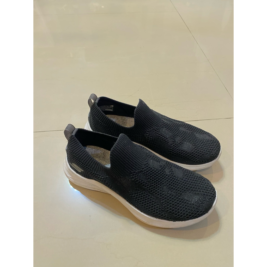 Sepatu Skechers Wanita Hitam Size 36