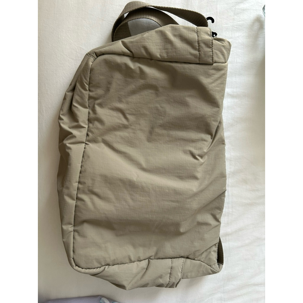 uniqlo sling bag