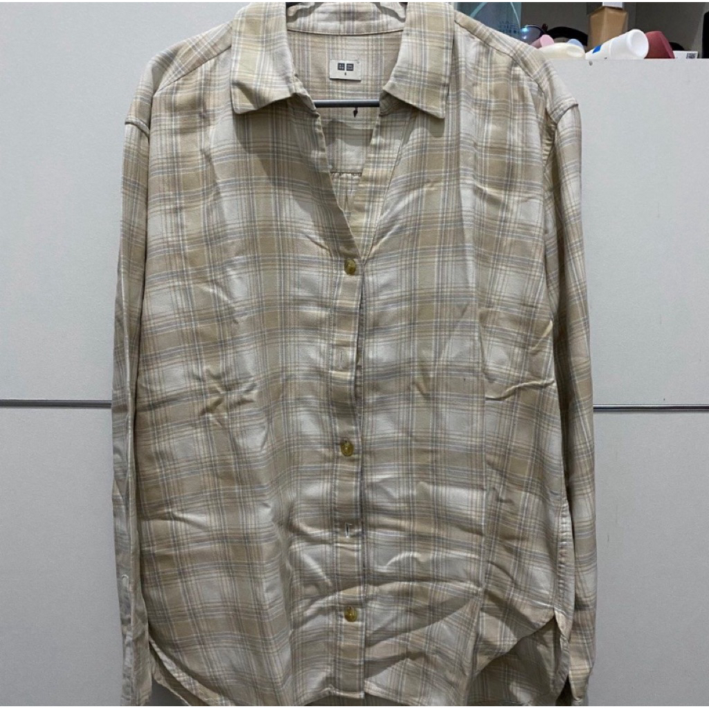 uniqlo flannel kemeja flanel in cream shirt (preloved)