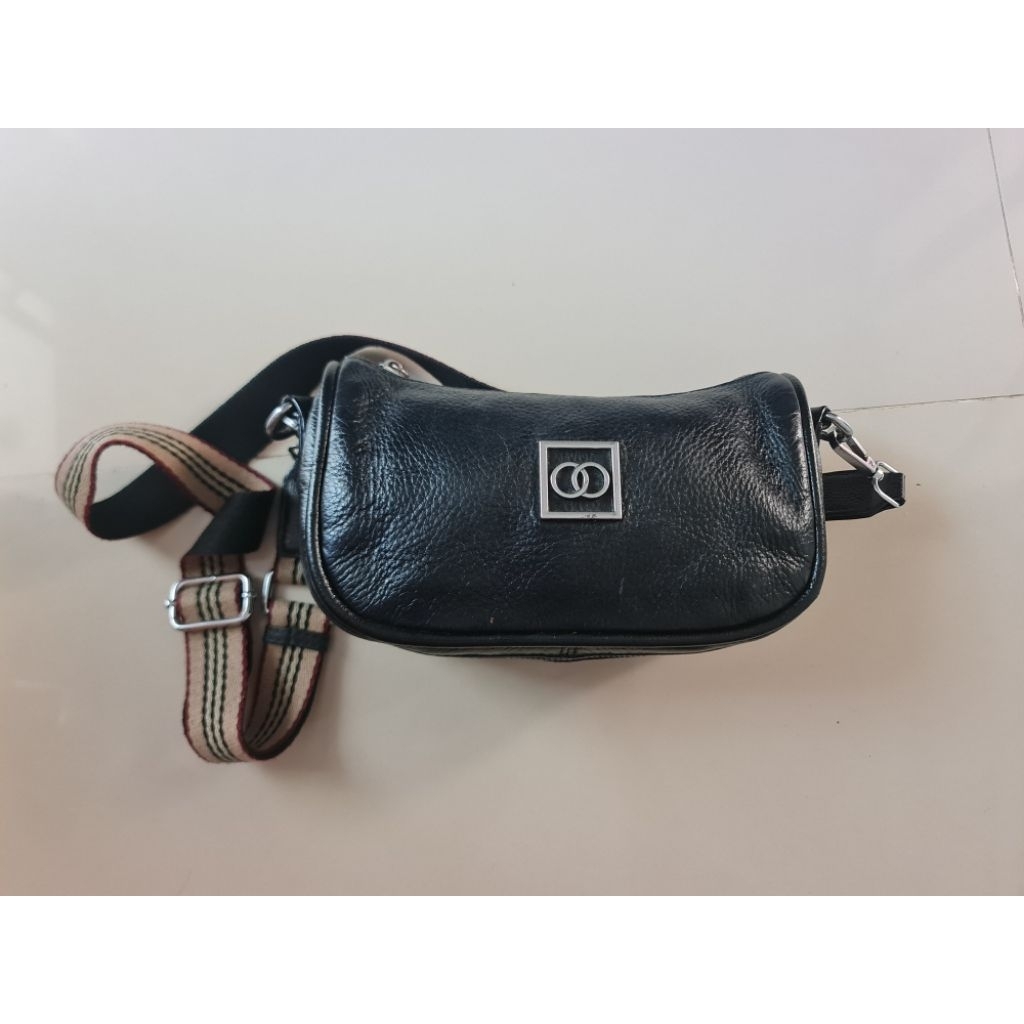 103. Tas SlingBag Pria Wanita Zhuo Xuan Black Leather
Mantan / Bekas / Second

Size : 21cm x 8cm x 1