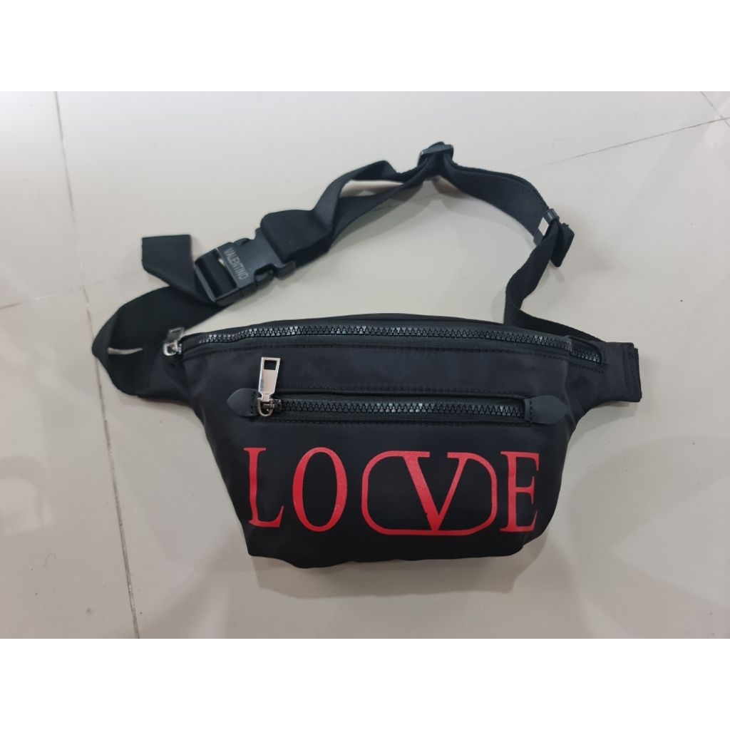 105. Tas WaistBag Pria Valentino Garavani Black Love
Mantan / Bekas / Second

Size : 30cm x 6cm × 13