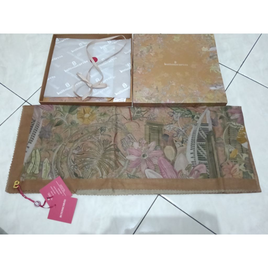 buttonscarves dubai