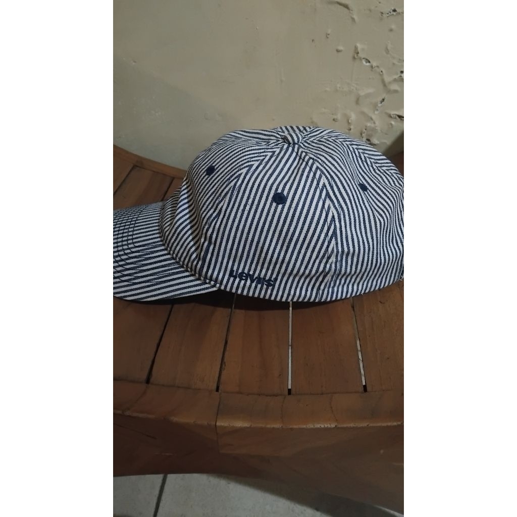topi levis ori