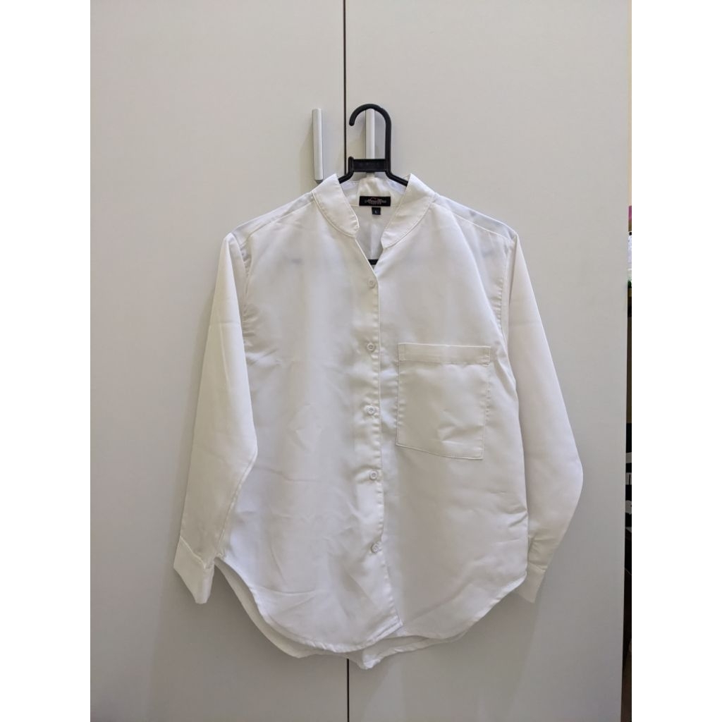 (NEW) Preloved Kemeja Putih Kerah Shanghai / Blouse Atasan Putih Saku not Uniqlo This is April Shopa