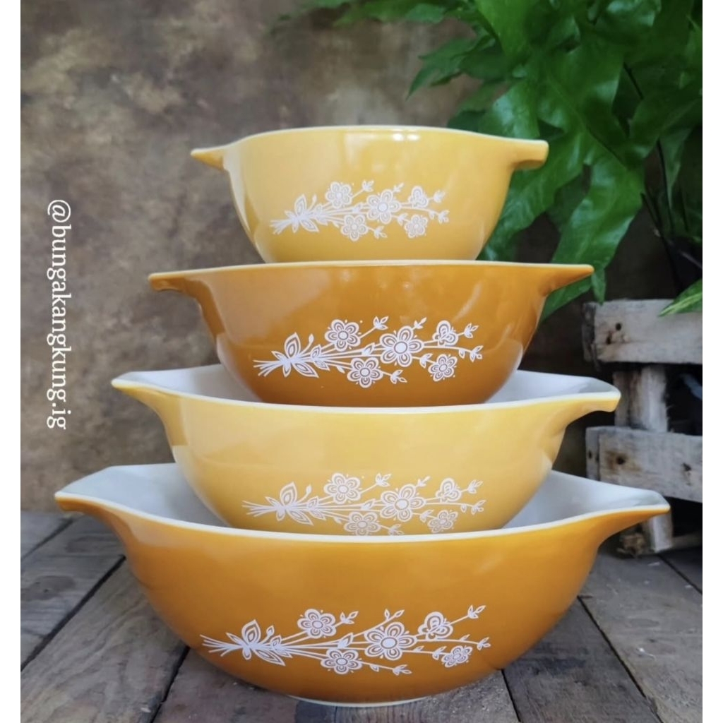 Pyrex USA casserole Cinderella butterfly gold