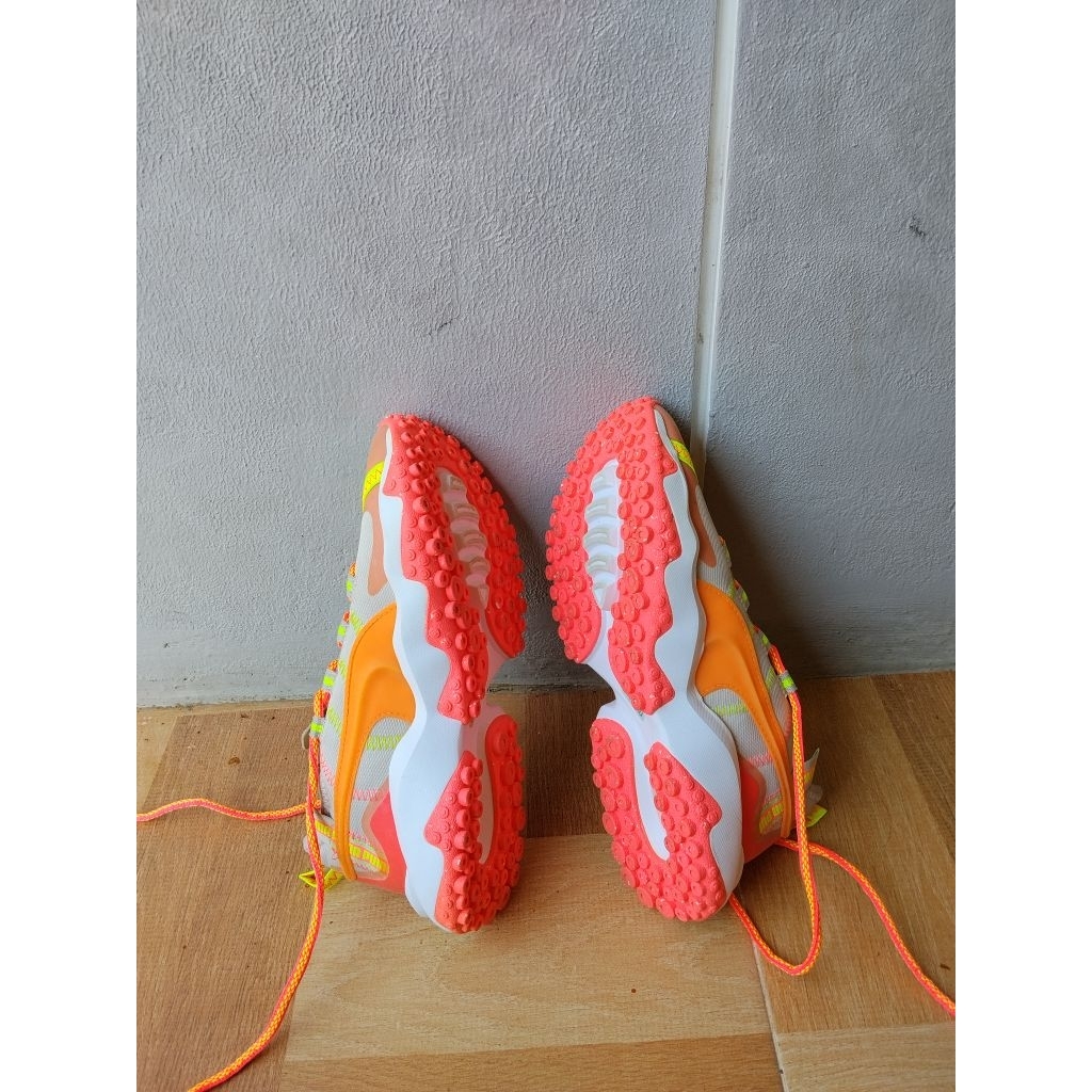 Sepatu running  PUMA Women's Erupt Trail Ignite dalam varian warna Pink
