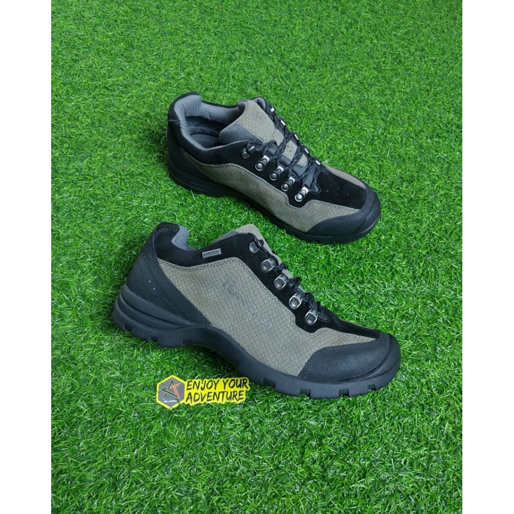 sepatu gunung trekking Toread size 43