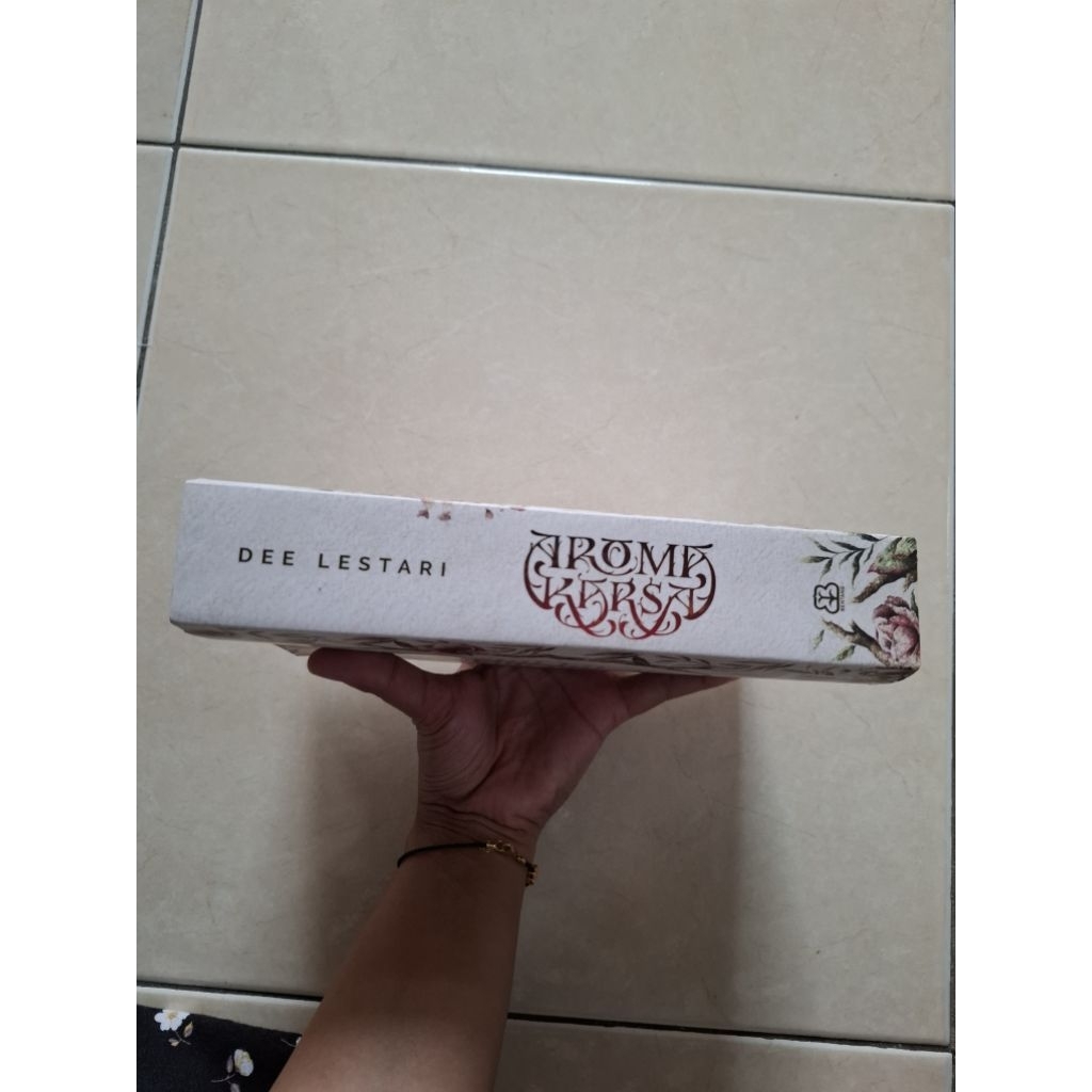 PRELOVED - Novel Aroma Karsa