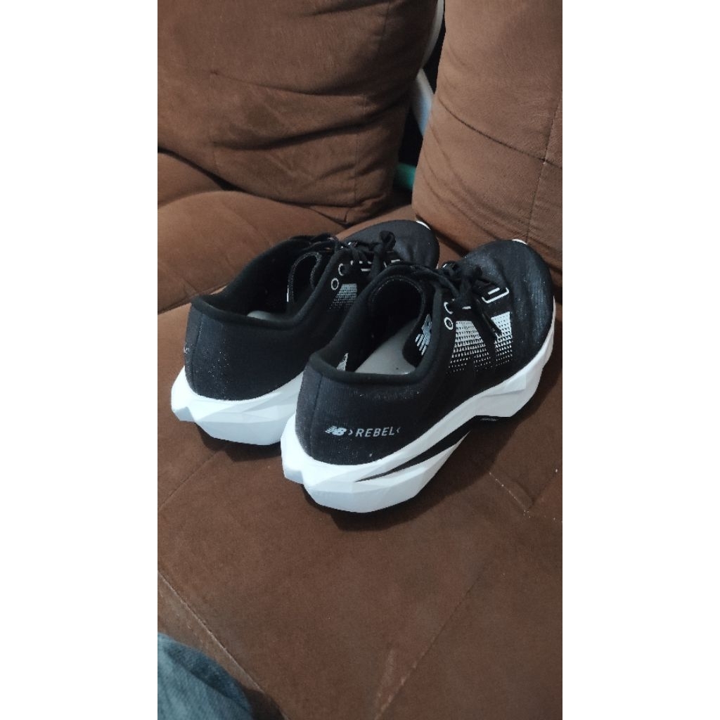 Sepatu Running New Balance Fuelcell Rebel V4